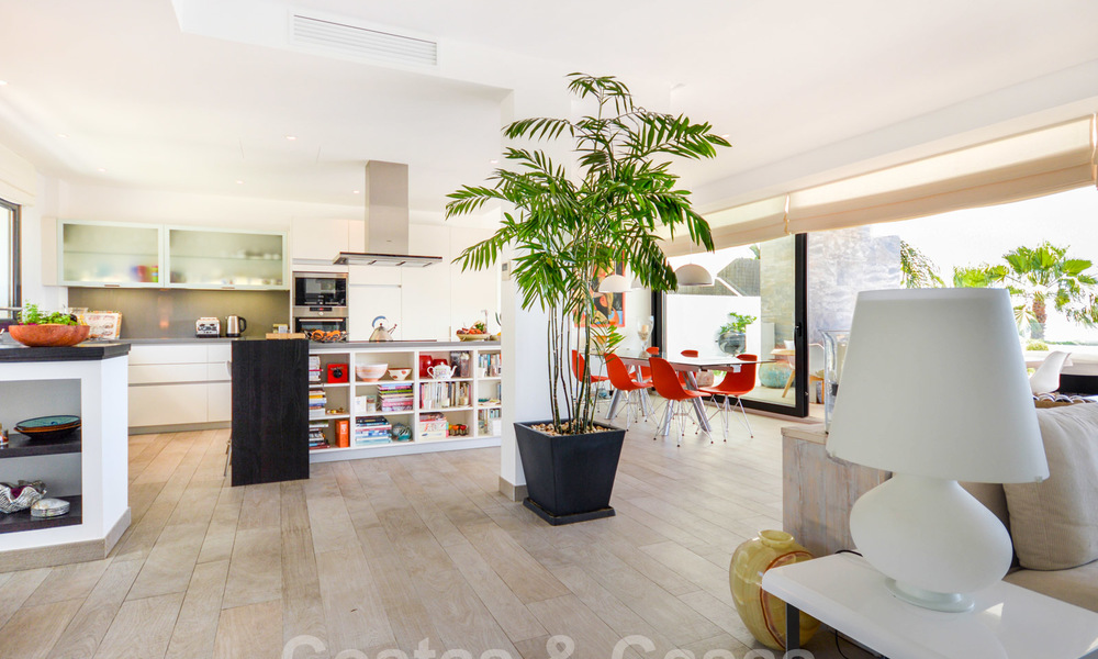 Moderne luxe villa met panoramisch zeezicht te koop in het prestigieuze Golden Mile district van Marbella 20990