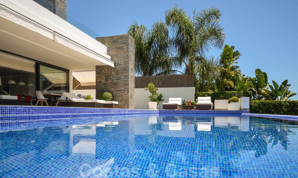 Moderne luxe villa met panoramisch zeezicht te koop in het prestigieuze Golden Mile district van Marbella 21005