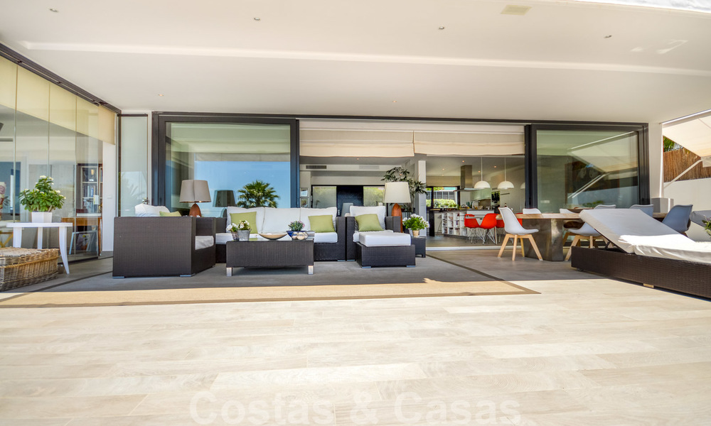 Moderne luxe villa met panoramisch zeezicht te koop in het prestigieuze Golden Mile district van Marbella 21010