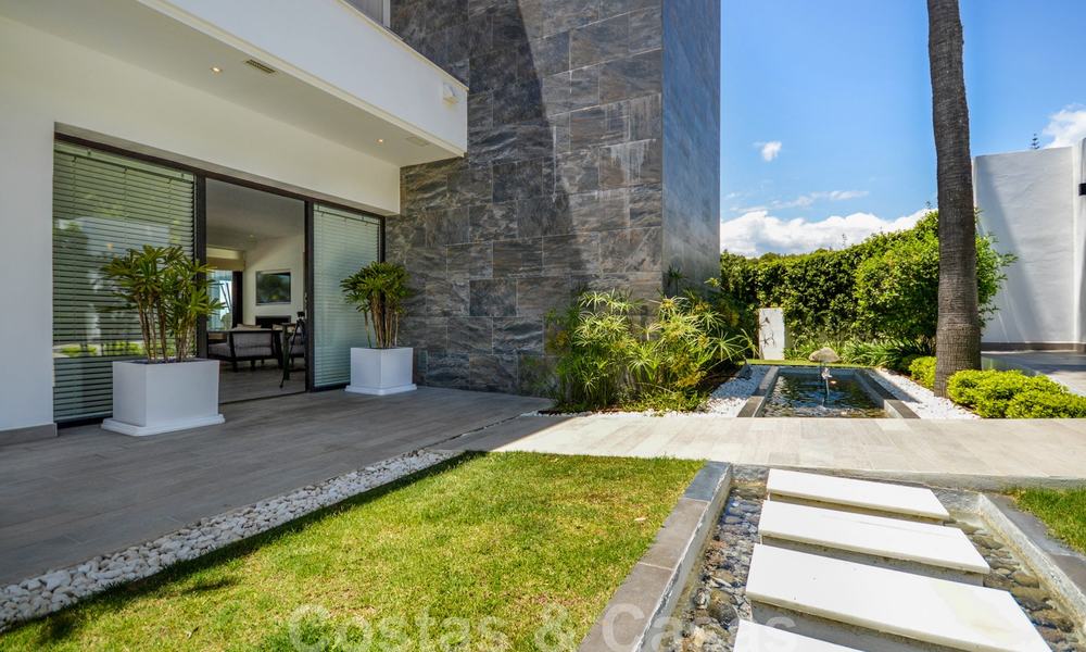 Moderne luxe villa met panoramisch zeezicht te koop in het prestigieuze Golden Mile district van Marbella 21013