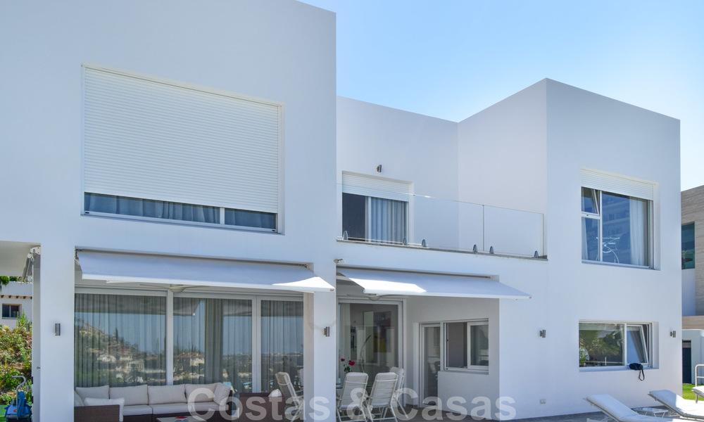 Te koop: instapklare nieuwe moderne villa met panoramisch uitzicht in een gegeerde urbanisatie in Benahavis - Marbella 21298