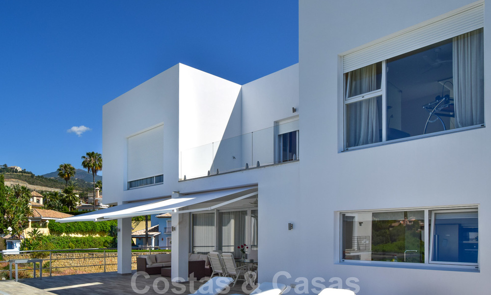 Te koop: instapklare nieuwe moderne villa met panoramisch uitzicht in een gegeerde urbanisatie in Benahavis - Marbella 21299