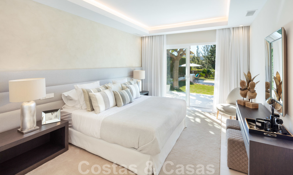 Majestueuze, volledig gerenoveerde Spaanse trendy villa te koop, direct aan de golfbaan in Nueva Andalucia, Marbella 21347