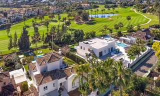 Majestueuze, volledig gerenoveerde Spaanse trendy villa te koop, direct aan de golfbaan in Nueva Andalucia, Marbella 21351 