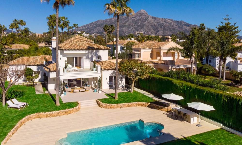 Majestueuze, volledig gerenoveerde Spaanse trendy villa te koop, direct aan de golfbaan in Nueva Andalucia, Marbella 21354