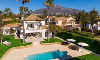 Majestueuze, volledig gerenoveerde Spaanse trendy villa te koop, direct aan de golfbaan in Nueva Andalucia, Marbella 21354 