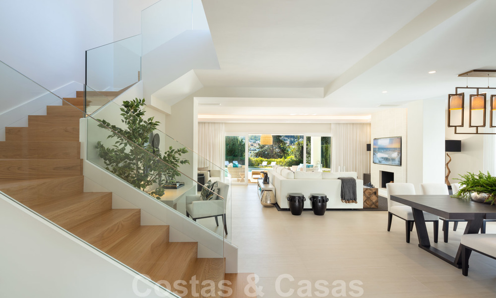 Majestueuze, volledig gerenoveerde Spaanse trendy villa te koop, direct aan de golfbaan in Nueva Andalucia, Marbella 21355