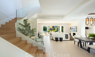 Majestueuze, volledig gerenoveerde Spaanse trendy villa te koop, direct aan de golfbaan in Nueva Andalucia, Marbella 21355 