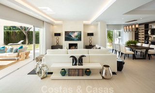 Majestueuze, volledig gerenoveerde Spaanse trendy villa te koop, direct aan de golfbaan in Nueva Andalucia, Marbella 21357 