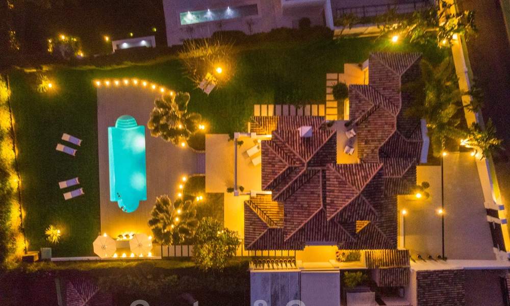 Majestueuze, volledig gerenoveerde Spaanse trendy villa te koop, direct aan de golfbaan in Nueva Andalucia, Marbella 21359