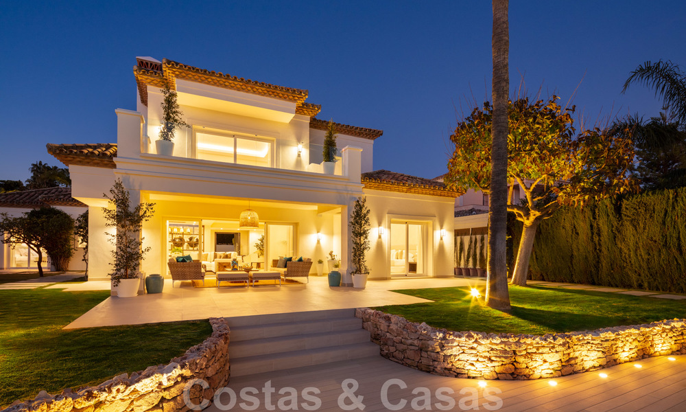 Majestueuze, volledig gerenoveerde Spaanse trendy villa te koop, direct aan de golfbaan in Nueva Andalucia, Marbella 21366