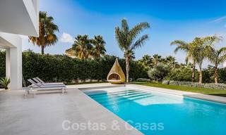 Eigentijdse luxe villa met veel privacy te koop, in de Golf Vallei van Nueva Andalucia, Marbella 21370 