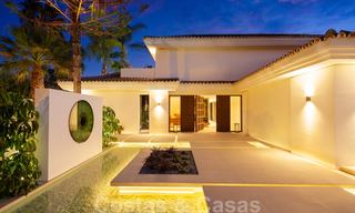 Weelderige modern-mediterrane luxe villa te koop, direct aan de golfbaan in Nueva Andalucia, Marbella 21501 