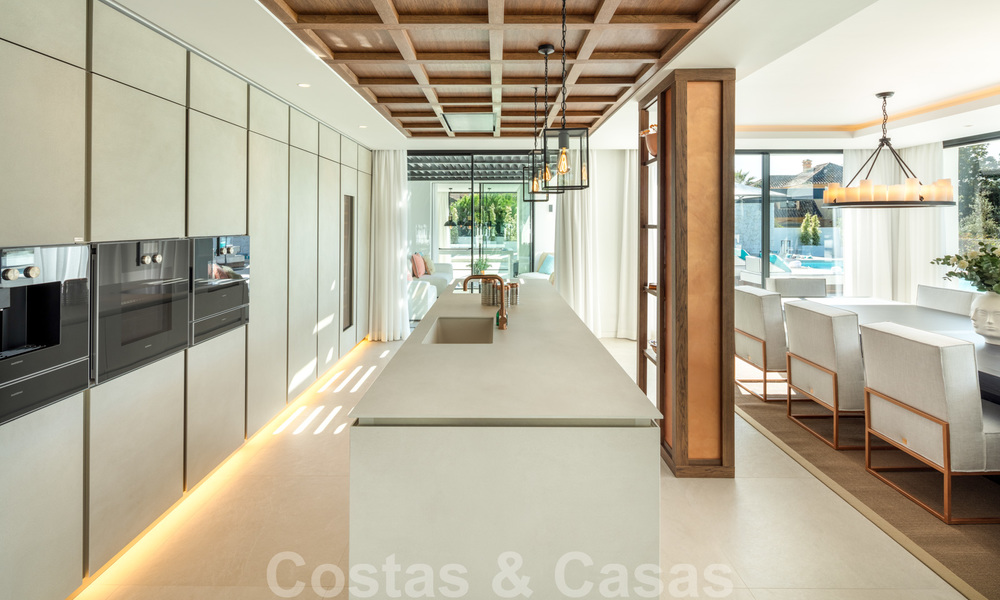 Weelderige modern-mediterrane luxe villa te koop, direct aan de golfbaan in Nueva Andalucia, Marbella 21514
