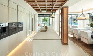 Weelderige modern-mediterrane luxe villa te koop, direct aan de golfbaan in Nueva Andalucia, Marbella 21514 
