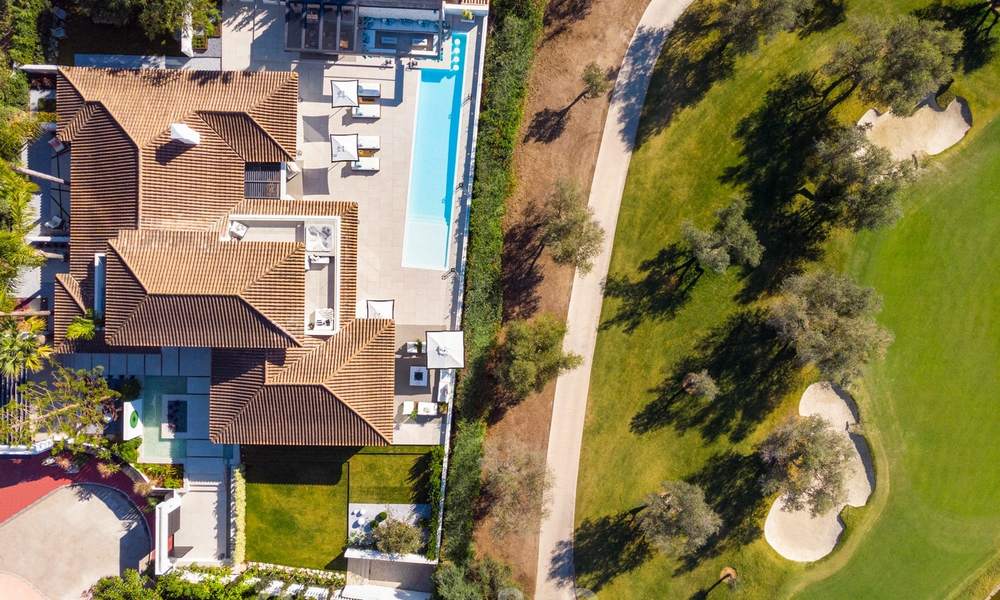 Weelderige modern-mediterrane luxe villa te koop, direct aan de golfbaan in Nueva Andalucia, Marbella 21515