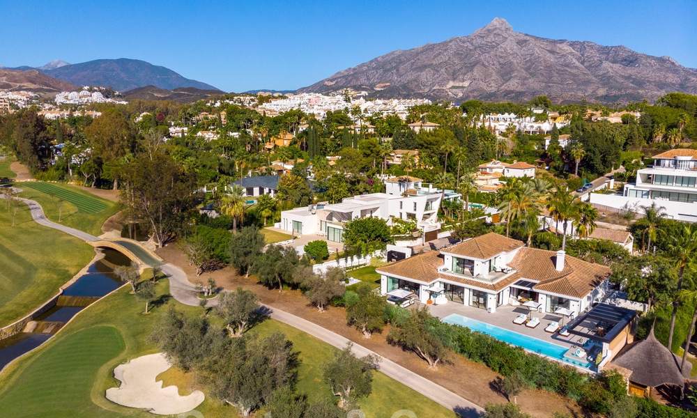 Weelderige modern-mediterrane luxe villa te koop, direct aan de golfbaan in Nueva Andalucia, Marbella 21516