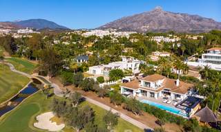 Weelderige modern-mediterrane luxe villa te koop, direct aan de golfbaan in Nueva Andalucia, Marbella 21516 