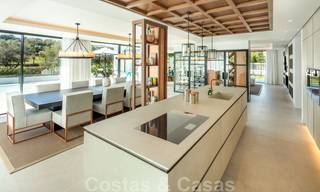 Weelderige modern-mediterrane luxe villa te koop, direct aan de golfbaan in Nueva Andalucia, Marbella 21517 