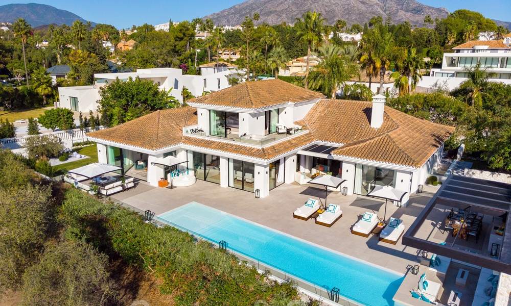 Weelderige modern-mediterrane luxe villa te koop, direct aan de golfbaan in Nueva Andalucia, Marbella 21520