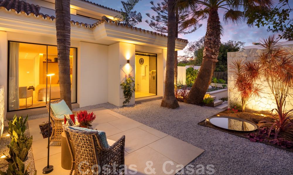 Weelderige modern-mediterrane luxe villa te koop, direct aan de golfbaan in Nueva Andalucia, Marbella 21530