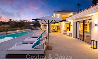 Weelderige modern-mediterrane luxe villa te koop, direct aan de golfbaan in Nueva Andalucia, Marbella 21532 