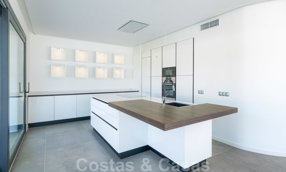 Prachtige nieuwe eigentijdse villa te koop, klaar om in te trekken, Oost-Marbella 21771