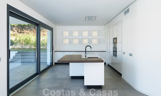 Prachtige nieuwe eigentijdse villa te koop, klaar om in te trekken, Oost-Marbella 21772 