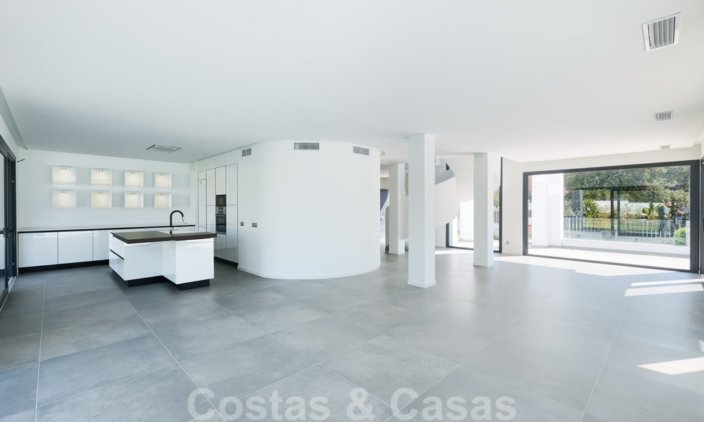 Prachtige nieuwe eigentijdse villa te koop, klaar om in te trekken, Oost-Marbella 21777