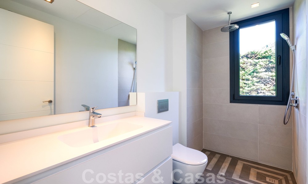 Prachtige nieuwe eigentijdse villa te koop, klaar om in te trekken, Oost-Marbella 21786