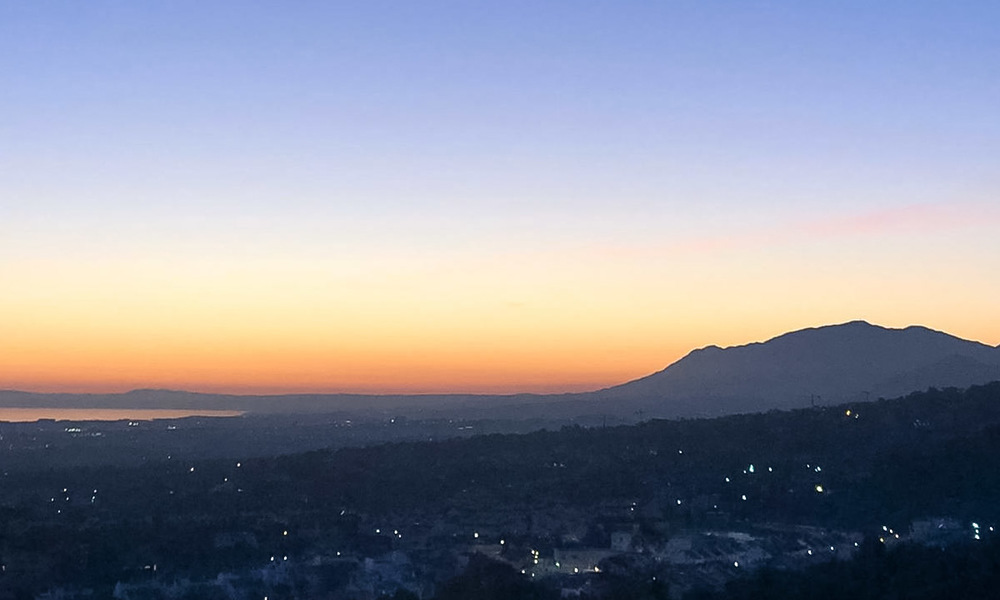 Grote kavel met bouwproject en prachtig zeezicht te koop in een exclusieve woonwijk boven Marbella stad 21828