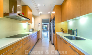 Luxe appartement te koop in een exclusief complex direct aan het strand op de New Golden Mile, Estepona 21800 