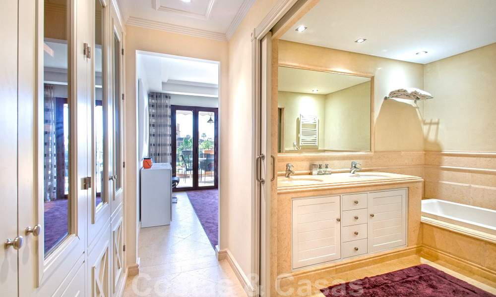 Luxe appartement te koop in een exclusief complex direct aan het strand op de New Golden Mile, Estepona 21801