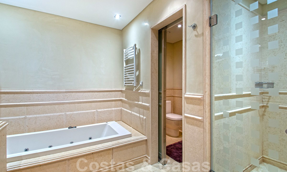 Luxe appartement te koop in een exclusief complex direct aan het strand op de New Golden Mile, Estepona 21803