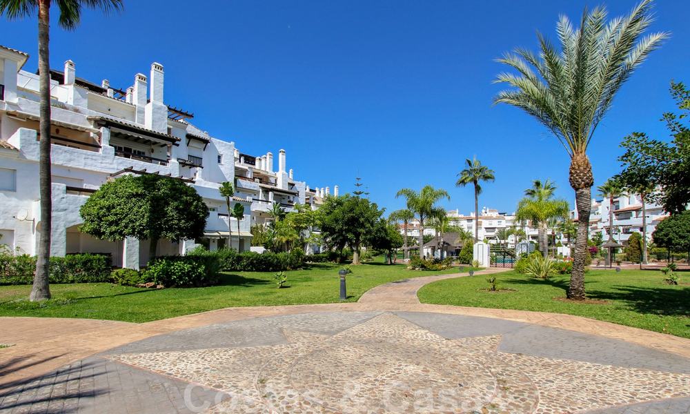 Recentelijk gerenoveerd helder appartement te koop in een prachtig strandcomplex op loopafstand van voorzieningen en San Pedro, Marbella 21940