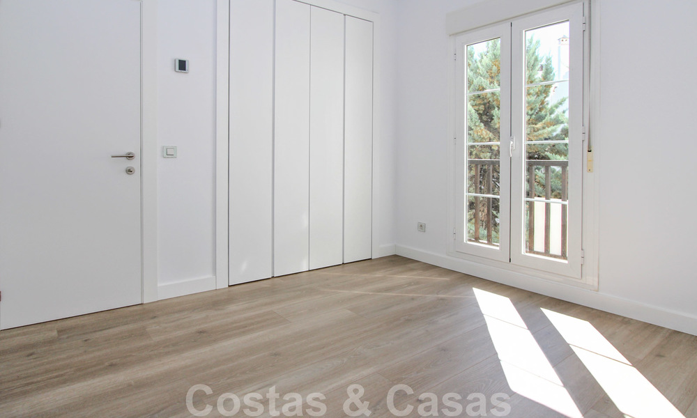 Recentelijk gerenoveerd helder appartement te koop in een prachtig strandcomplex op loopafstand van voorzieningen en San Pedro, Marbella 21958