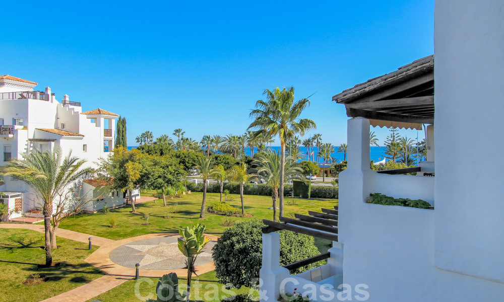 Recentelijk gerenoveerd helder appartement te koop in een prachtig strandcomplex op loopafstand van voorzieningen en San Pedro, Marbella 21961
