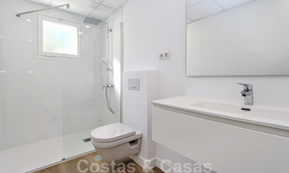 Recentelijk gerenoveerd helder appartement te koop in een prachtig strandcomplex op loopafstand van voorzieningen en San Pedro, Marbella 21964 