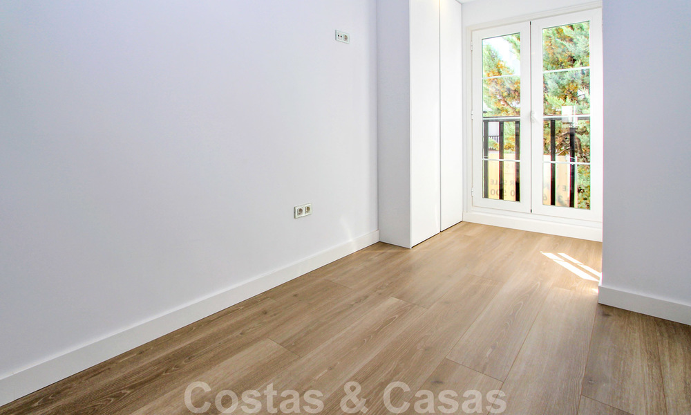 Recentelijk gerenoveerd helder appartement te koop in een prachtig strandcomplex op loopafstand van voorzieningen en San Pedro, Marbella 21965