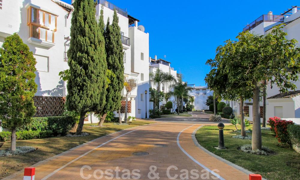 Recentelijk gerenoveerd helder appartement te koop in een prachtig strandcomplex op loopafstand van voorzieningen en San Pedro, Marbella 21970