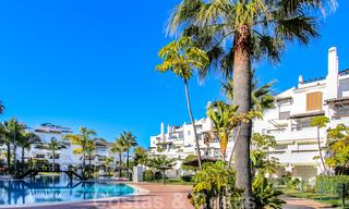 Recentelijk gerenoveerd helder appartement te koop in een prachtig strandcomplex op loopafstand van voorzieningen en San Pedro, Marbella 21972 