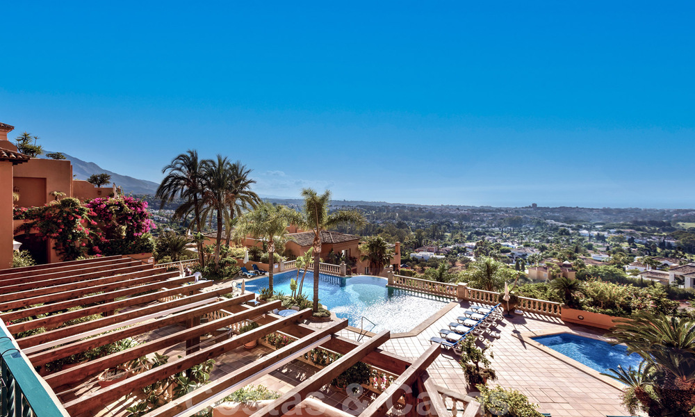 Indrukwekkend penthouse appartement te met panoramisch zeezicht te koop in de Golf Vallei van Nueva Andalucia, Marbella 37524