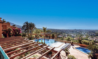 Indrukwekkend penthouse appartement te met panoramisch zeezicht te koop in de Golf Vallei van Nueva Andalucia, Marbella 37524 