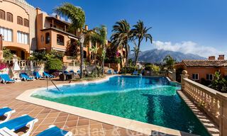 Indrukwekkend penthouse appartement te met panoramisch zeezicht te koop in de Golf Vallei van Nueva Andalucia, Marbella 37528 