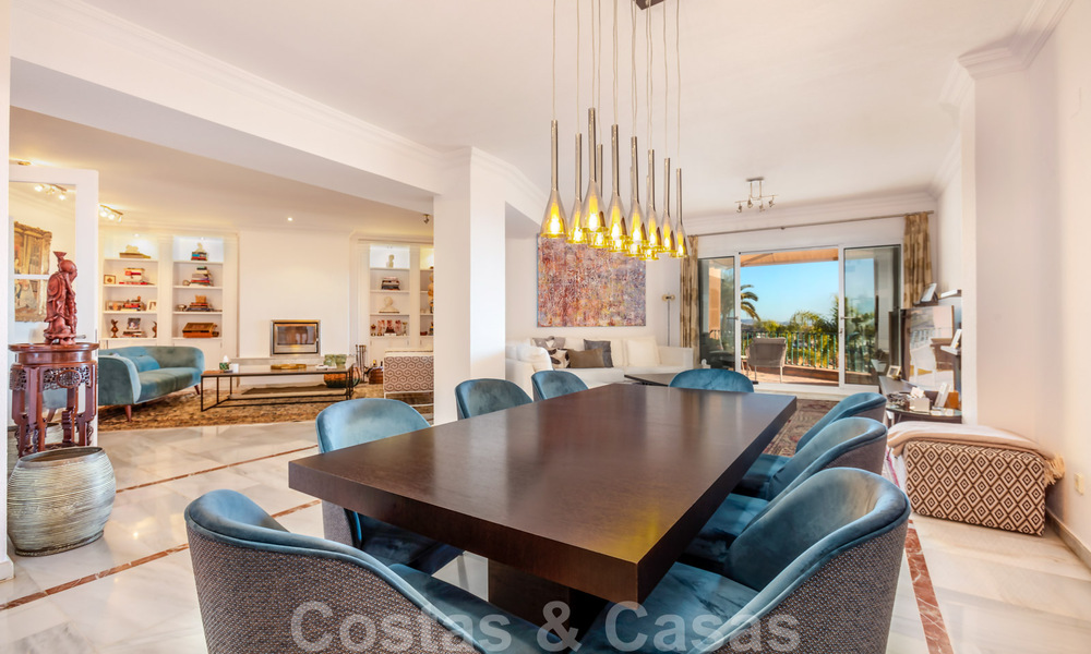 Indrukwekkend penthouse appartement te met panoramisch zeezicht te koop in de Golf Vallei van Nueva Andalucia, Marbella 37534