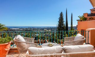 Indrukwekkend penthouse appartement te met panoramisch zeezicht te koop in de Golf Vallei van Nueva Andalucia, Marbella 37536 