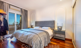 Indrukwekkend penthouse appartement te met panoramisch zeezicht te koop in de Golf Vallei van Nueva Andalucia, Marbella 37540 