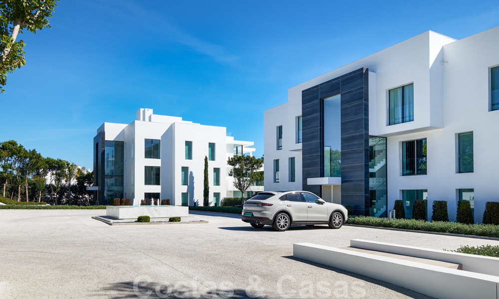 Privé herverkoop. Ultra deluxe avant garde strand appartement te koop in een exclusief complex aan de New Golden Mile, Marbella - Estepona 22002