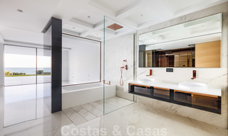 Privé herverkoop. Ultra deluxe avant garde strand appartement te koop in een exclusief complex aan de New Golden Mile, Marbella - Estepona 22010 