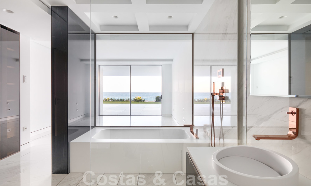 Privé herverkoop. Ultra deluxe avant garde strand appartement te koop in een exclusief complex aan de New Golden Mile, Marbella - Estepona 22011